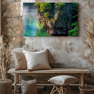 Toile, "Un paysage serein avec une falaise rocailleuse avec des roches dentelées", art mural partiellement couvert de feuillage vert vif