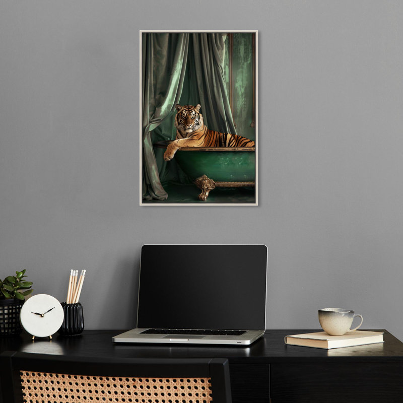 «Elegant Tiger Bath Canvas» par Notoriart, Cadre argenté, H 31 po x l 21 po