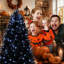 Arbre de Noël 8 pi avec 600 lumières DEL, arbre artificiel 2486 PE + PVC pour décoration d'Halloween et des Fêtes, structure à charnières avec support en métal stable-117672179
