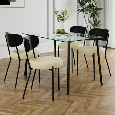 Table moderne simple avec une table rectangulaire en verre et quatre chaises. Comptoir en verre trempé transparent