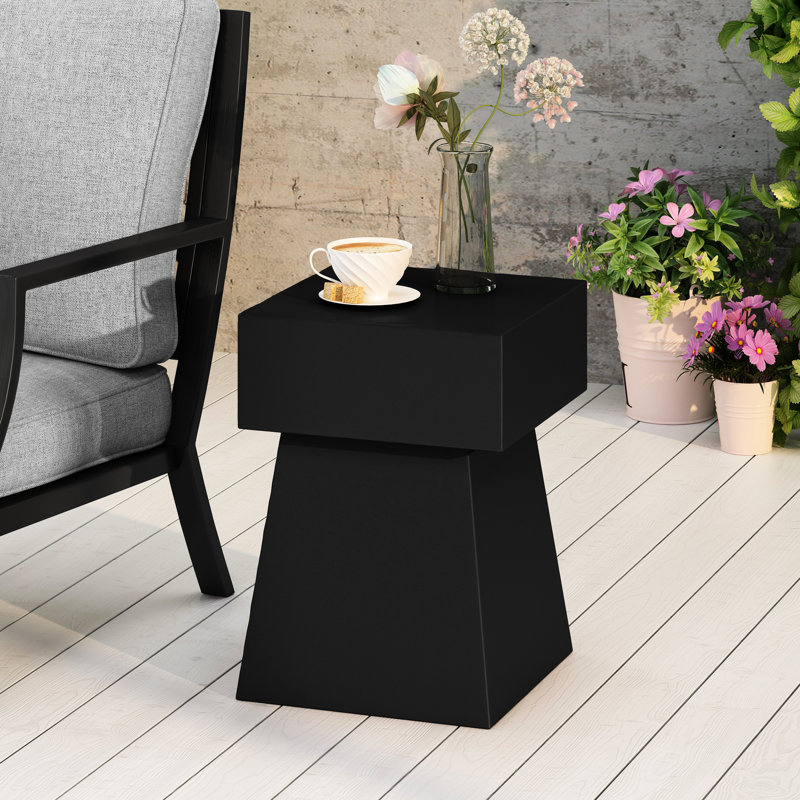 Table d'appoint noire en béton léger, sans assemblage, forme piédestal, moderne - l 13,99 po x H 19,35 po, forme d'oxyde de magnésium 13,99 po de profondeur, 19,35 po de hauteur, moderne, oxyde, contemporain