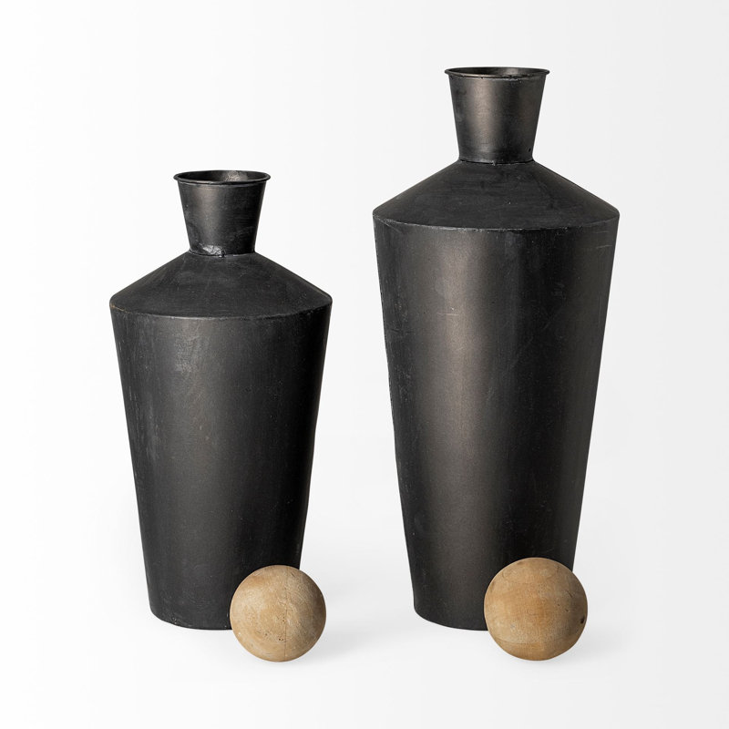 Urnes cylindriques noires et brunes en métal