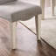 Chaises de style transitionnel pour 2 personnes, tissu gris et structure blanc antique, dossier à dos de chameau, pieds cannelés, sièges 2, style gris, revêtement, dossier, fabrication en bois massif