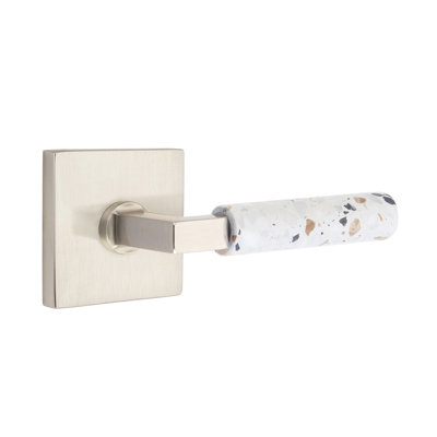 Mortaise intérieure Emtek Select avec rosette carrée et tige carrée en L, levier Terrazzo clair