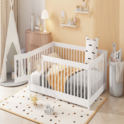 Lit double pleine grandeur avec garde-corps et porte pour enfants, blanc, favorisant l'autonomie et la sécurité