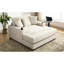 Chaise longue de 140 cm en chenille crème avec station de charge et porte-gobelets intégrés aux accoudoirs pour un confort optimal à l'intérieur. Housse amovible et lavable surdimensionnée pour se détendre à la maison.