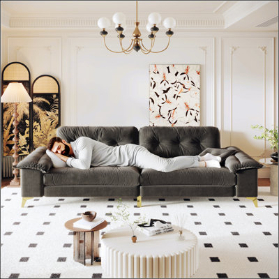 Canapé moderne à 4 places avec larges accoudoirs amovibles, conception capitonnée, pieds et coussins en métal pour plusieurs espaces de vie