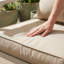 Ensemble de conversation 4 pièces en osier d'extérieur beige avec coussins et table basse - parfait pour le jardin, la piscine ou le patio