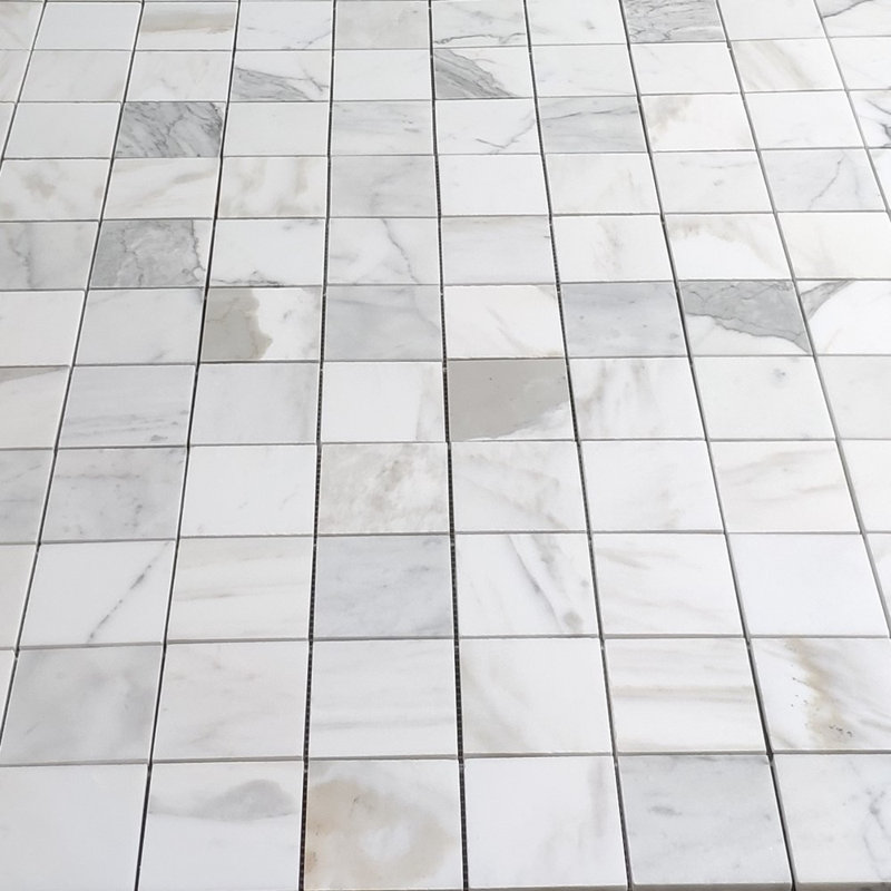 Carreau de mosaïque en marbre 12 po x 12 po Calacatta, Gris clair