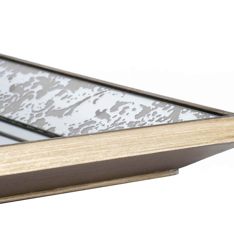 Miroir antique argenté avec détails floraux