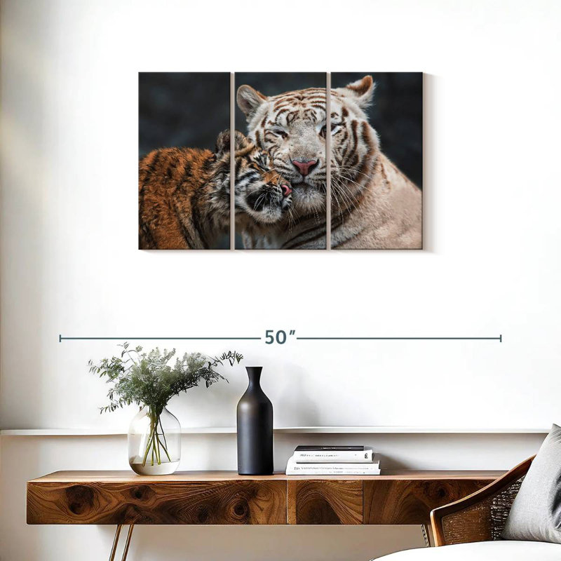Tigre blanc et chaton Brampt, H 20 po x l 33 po