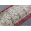 Tapis turc à motif floral avec bordure rouge et pastel pour une décoration intérieure élégante