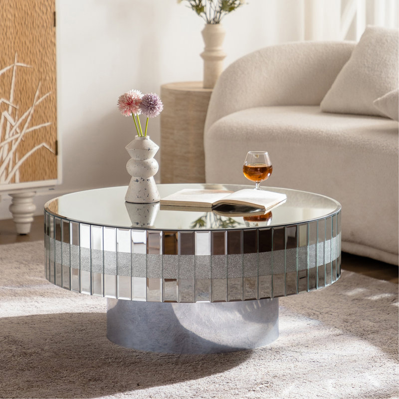 Table basse de luxe à miroir rond avec accents en diamant écrasé et bordure en cristal argenté, parfaite pour les salons glamour modernes