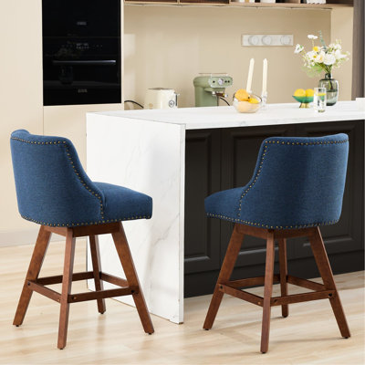 Chaise haute pivotante de 66 cm (26 po), vendue par lot de 2. Revêtement en tissu bleu. Rotation à 360° pour un confort optimal aux repas. Rembourrage en mousse souple et ressorts en acier. Dossier courbé pour un meilleur soutien. Style américain.