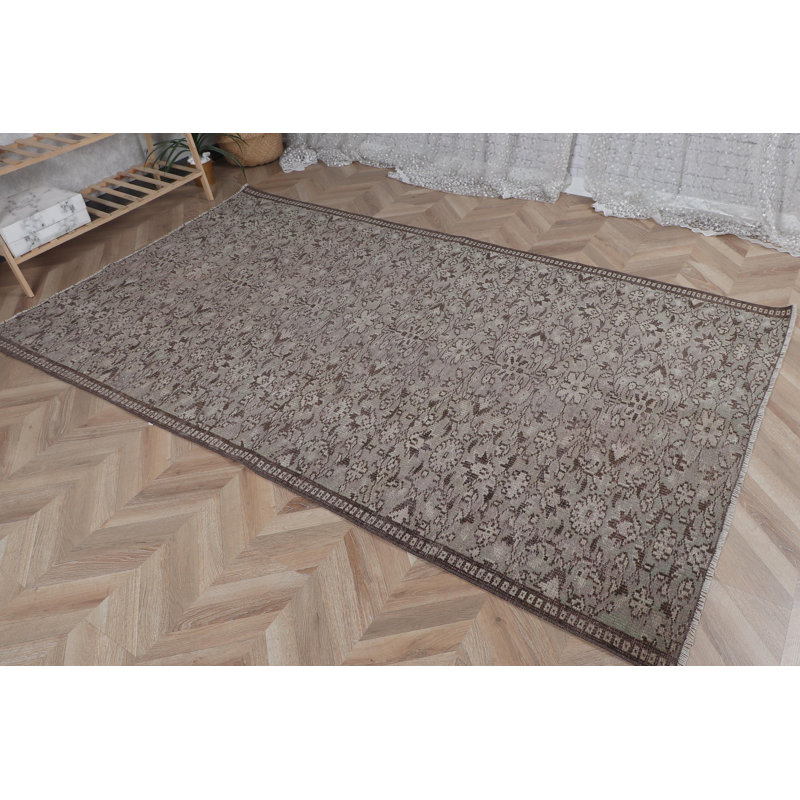 Tapis turc tissé à la main avec d'élégants motifs floraux dans des tons neutres pour une touche rétro