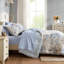 7 grands lits, motif floral intemporel, deux looks chics, literie de taille confort toute l'année, design rétro, douillet