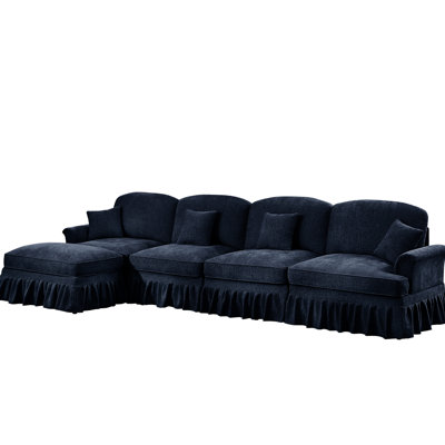 Canapé confortable en chenille bleu à quatre places avec pieds incurvés et fuselés et volants détachables pour une atmosphère détendue, des accoudoirs évasés en forme de fleur, des salons mobiles