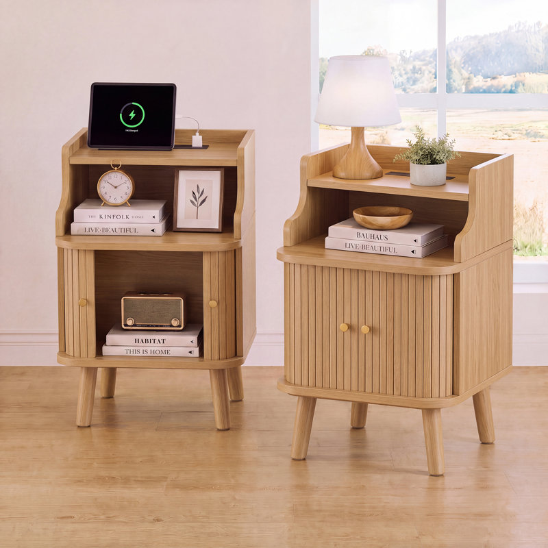 Table de chevet cannelée de style moderne du milieu du siècle avec station de recharge, table de chevet en chêne avec porte coulissante à tambour et étagère ouverte, meuble de rangement de 68,5 cm de haut pour chambre ou salon