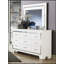 Commode à finition blanche avec 9 tiroirs, façades texturées en faux alligator et design glamour pour un rangement élégant dans la chambre à coucher