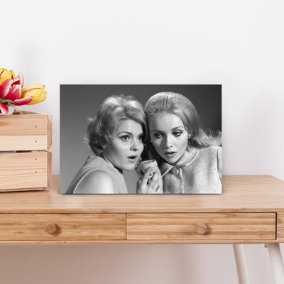 "1950S", deux femmes, écoutant sur une conversation téléphonique
