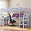 Lit mezzanine pleine grandeur peu encombrant, structure en métal blanc doux avec garde-robe intégrée et bureau en forme de L, idéal pour les adolescents et les chambres d'adultes-129424846-129424847