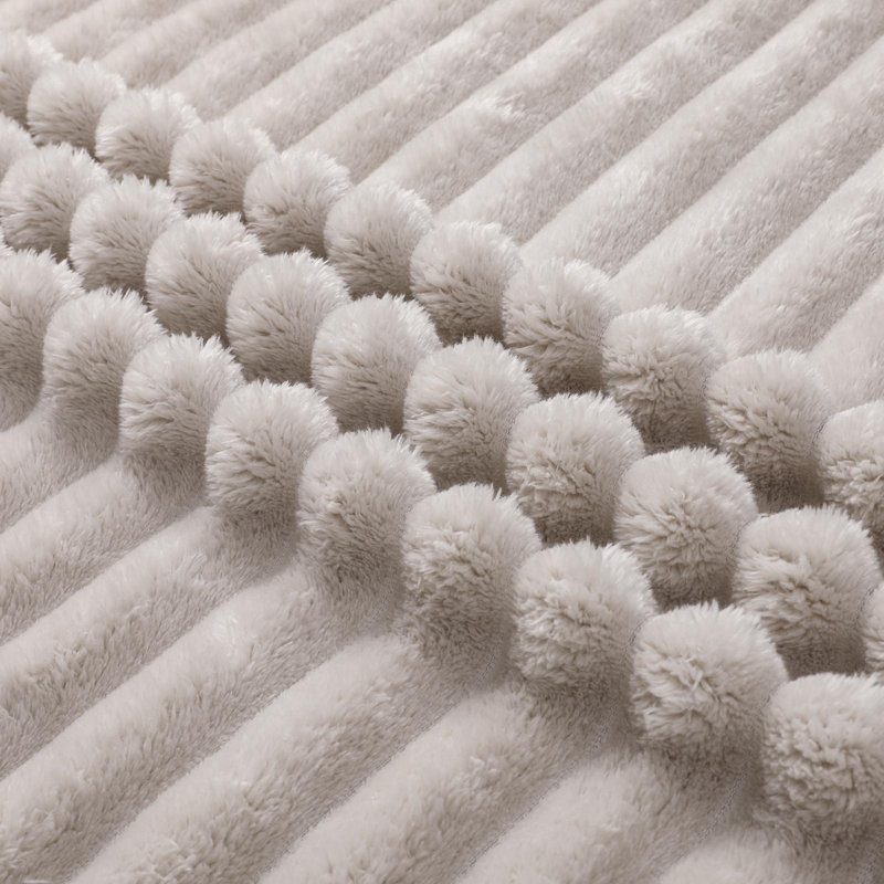 Jeté en peluche par Kate Aurora, Beige