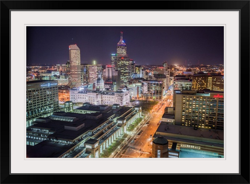 «Indianapolis, Indiana, at Night», reproduction de photo, H 20 po x l 26 po x P 1 po, Cadre noir