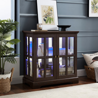 Vitrine en verre cerisier antique avec bande à DEL 7 couleurs, tablettes réglables, portes magnétiques et ambiance mobile contrôlée pour les tablettes d'armoire éclairées à la maison, portes, poignée de table lisse rétro