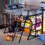 Lit mezzanine en métal noir avec rangement spacieux, garde-robe ouverte et conduit pour un environnement de travail relaxant