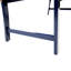 Banc en bois bleu marine pour ajouter une touche d'élégance à l'intérieur comme à l'extérieur, idéal pour des réunions variées.