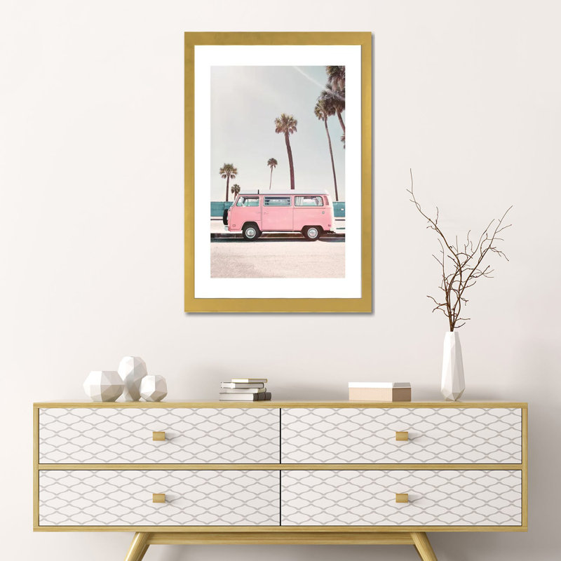 «Pink Van» par Sissi & Seb - reproduction de photo, H 24 po x l 16 po x P 1 po, Papier encadré doré, Blanc