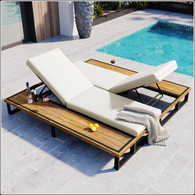 Ensemble de 2 chaises longues d'extérieur GO avec dossier réglable à 5 positions, inclinable avec coussins, chaises longues de patio avec table d'appoint en bois, cadre robuste pour la piscine, le jardin et la cour