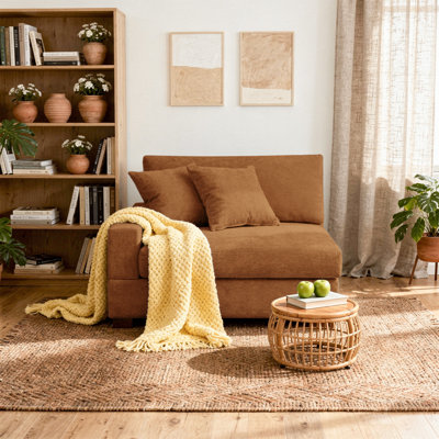Fauteuil rembourré avec dossier coussiné et pieds en bois massif