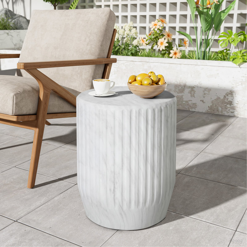Table d'appoint d'extérieur sculptée Cicci, White