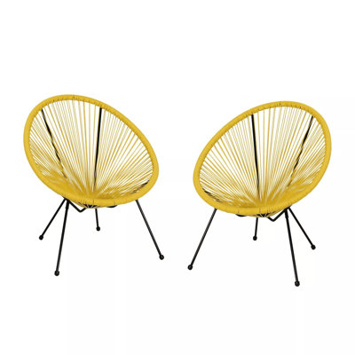 Chaise d'extérieur 2 places jaune moutarde, structure en acier et revêtement en similicuir tressé, idéale pour une pause détente. Style moderne avec pattes en pente, profondeur 80 cm, hauteur 79 cm.