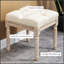 Repose-pieds capitonné rétro avec siège rembourré et pieds en bois rustique, parfait pour la chambre à coucher et le salon