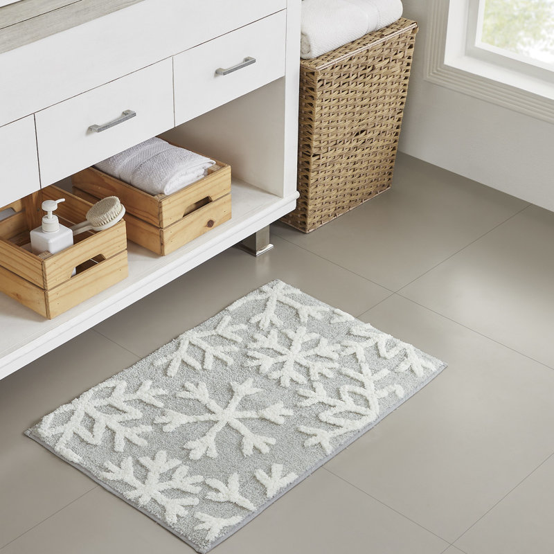 Tapis pour salle de bain gris Holiday The Aisle® Home Karelle, 20 po x 30 po