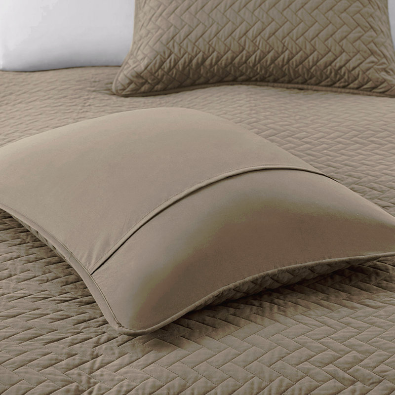 Queen 3 Piece Luxurious Oversized Quilt Set