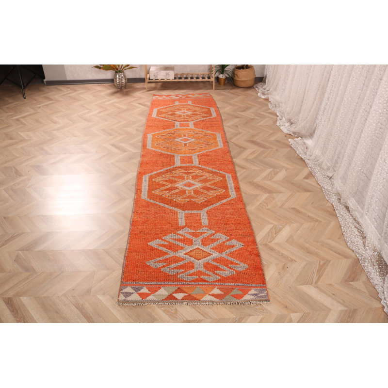 Plongez dans une ambiance bohémienne unique avec ce tapis de couloir turc fait à la main en orange.