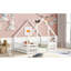 Lit au sol avec toit en forme de maison et garde-corps blanc - Pin construit pour un repos paisible-595733464