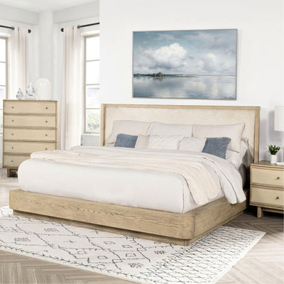 Lit à oreilles Eastern King avec finition en chêne beige, style bord de mer, plateforme, tête de lit tapissier en tissu, lit en peuplier massif et mousse