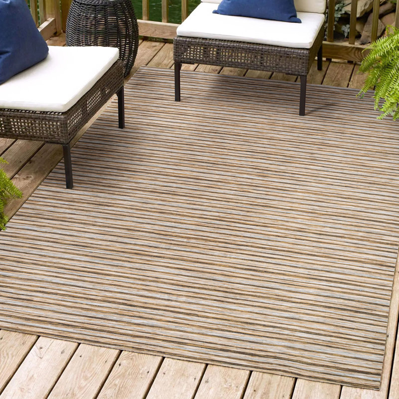 Tapis intérieur / extérieur brun / naturel à fines rayures Amiyah, Rectangle 5 pi 3 po x 7 pi 6 po