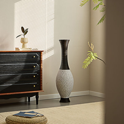 Vase de plancher sur pied aux couleurs vives et au design complexe, parfait pour un décor moderne et classique.