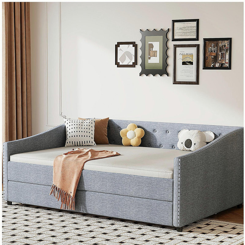 Lit de jour double avec lit gigogne simple et canapé-lit capitonné, avec bouton sur le dos et clou en cuivre sur les bras ondulés - gris clair