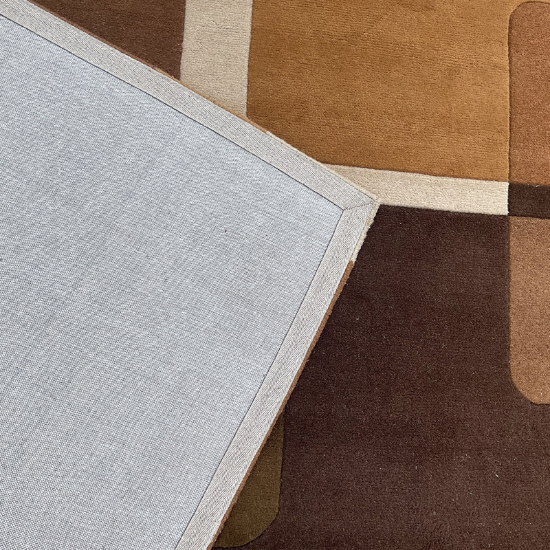 Tapis brun / gris / bleu touffeté à la main