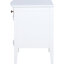 Table de chevet blanche de style côtier, détails, tablette ouverte et pieds fuselés pour une utilisation dans la chambre à coucher avec finition, accents,