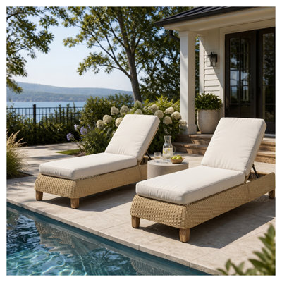 Ensemble de 2 chaises longues d'extérieur réglables en résine tressée avec coussins beiges, style rotin naturel, pour terrasse, piscine et patio.