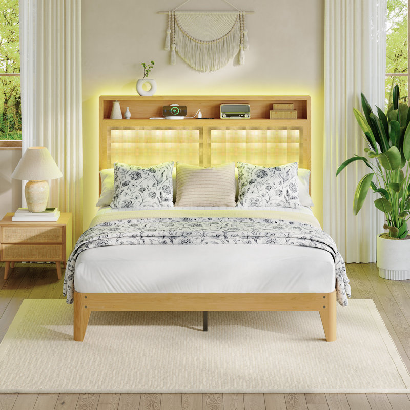 Structure de lit grand en rotin grand avec lumières DEL, cadre de lit grand en bois Boho avec tête de lit de rangement, rotin naturel, lattes silencieuses, aucun sommier nécessaire