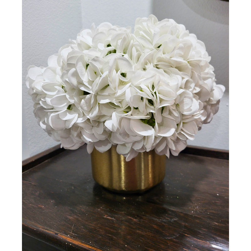 Arrangement réel d'hortensias dans un vase