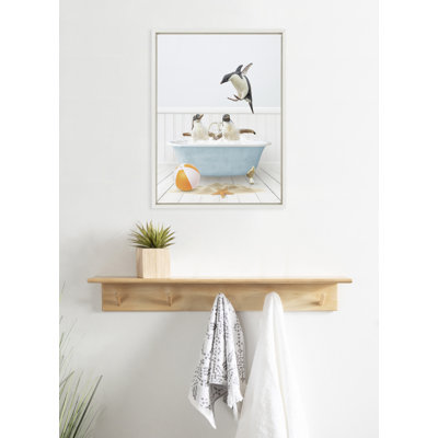 «Three Penguins Beach House Bath» par Amy Peterson, reproduction d'art sur toile encadrée